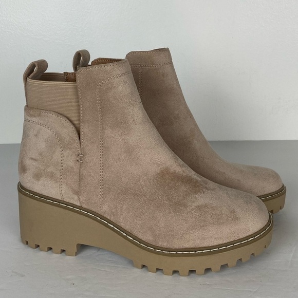 Dolce Vita Risen Women's Ankle Boots Size 8 Suede Color Beige Pull On Boots - Picture 1 of 9
